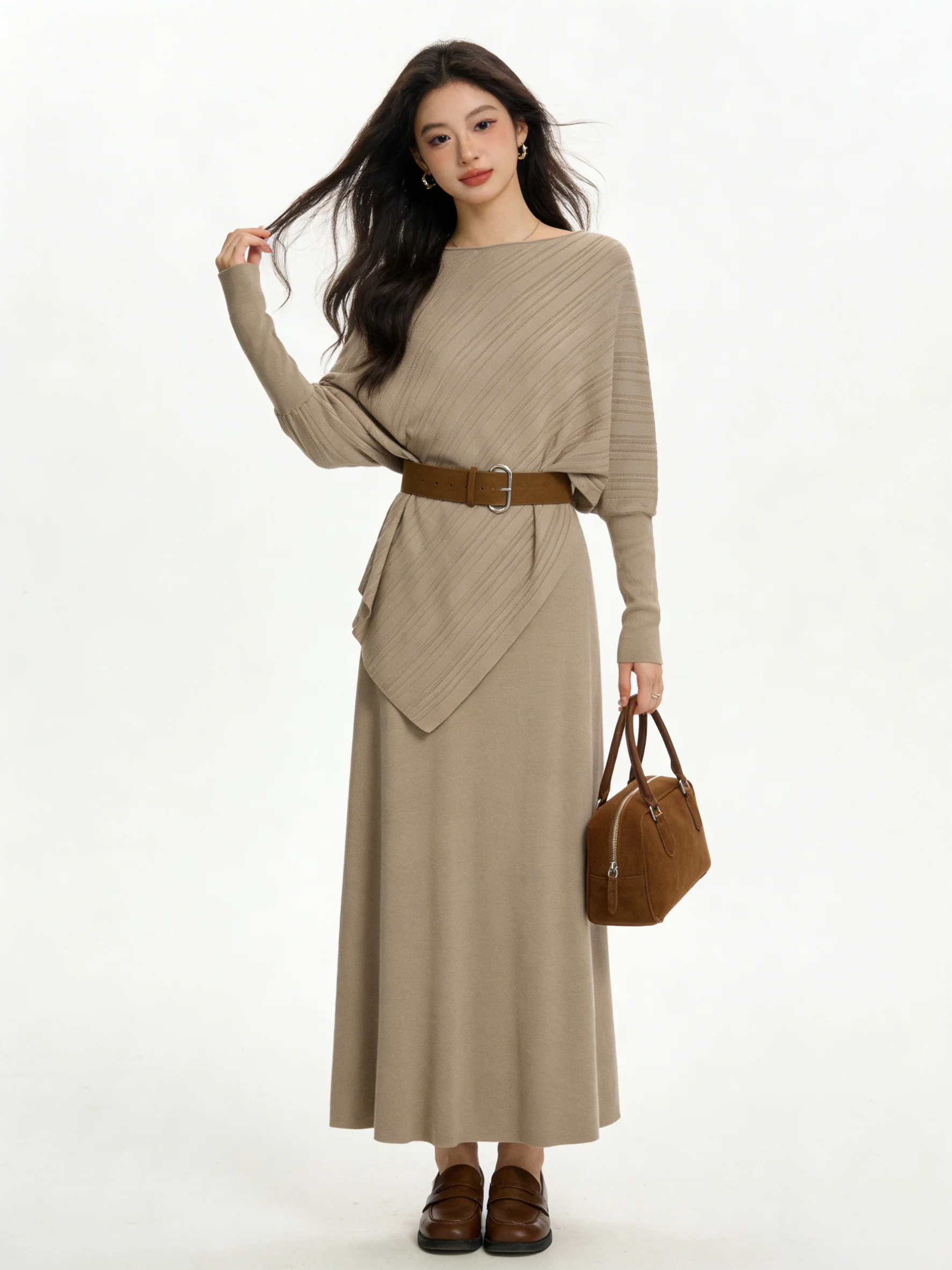 

Новинка ранней весны: Корейский комплект из топа с рукавами «летучая мышь» и асимметричным вырезом на плече, стройнящий фигуру, и вязаной юбки. Универсальный.