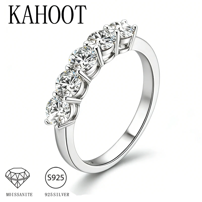 

Простое и элегантное женское кольцо с муассанитом весом 1,5 карата из серебра 925 пробы.