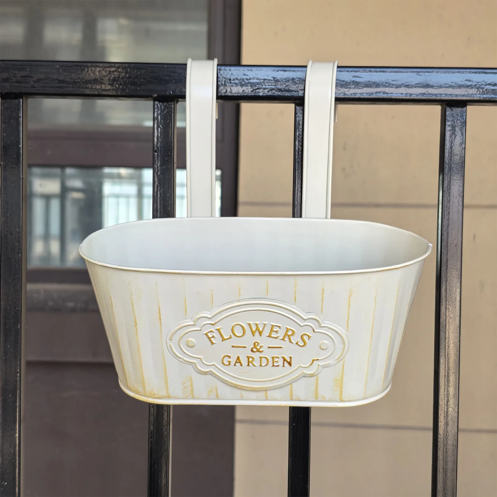 حامل نباتات زهور نافذة معلق معدني مع فتحات تصريف وعاء زهور بخطاف مزدوج قابل للإزالة لسياج درابزين الشرفة