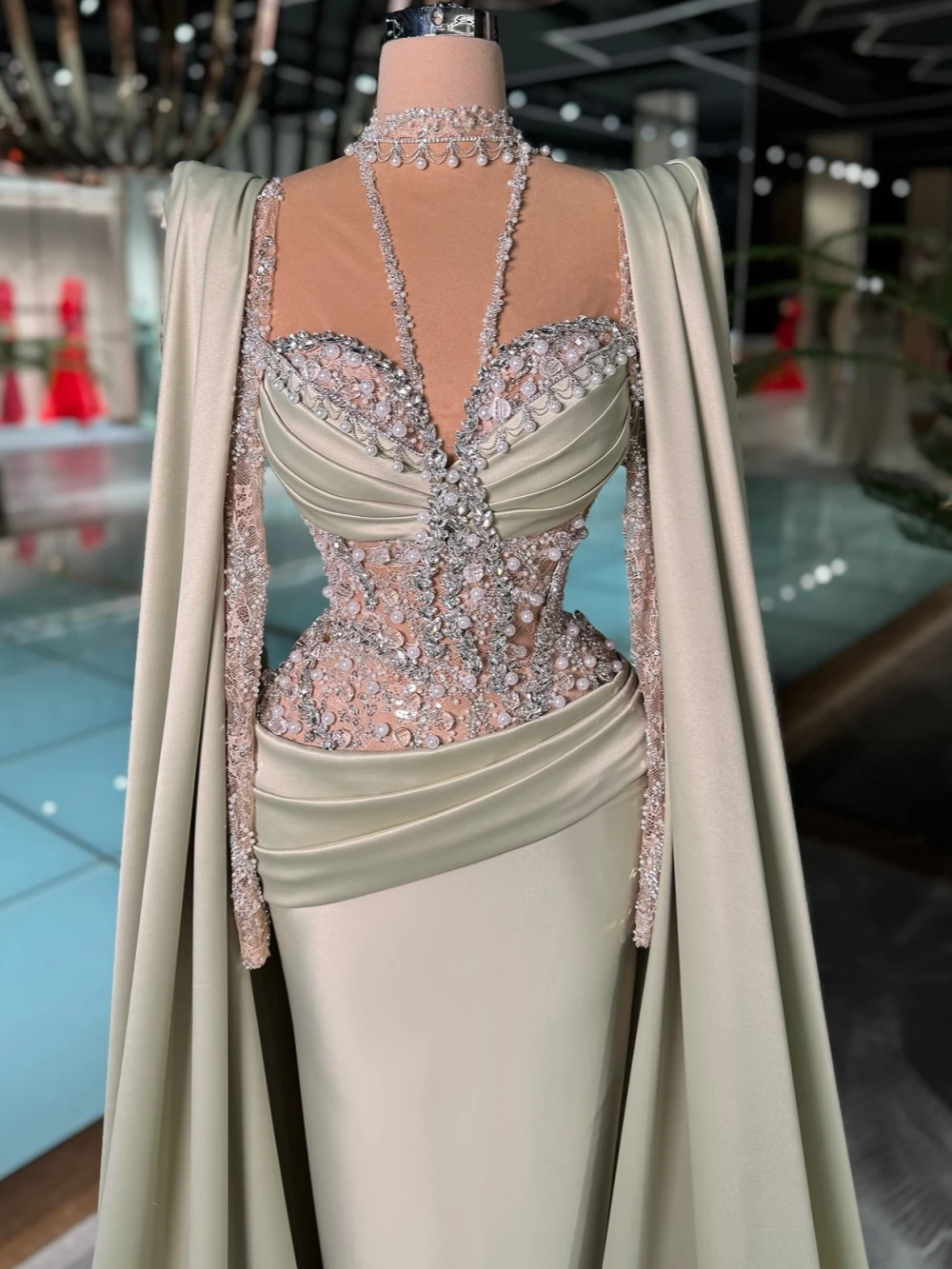 Glinsterende luxe parels kristallen avondjurk dromerige satijnen rechte lange bruiloftsjurk op maat gemaakte galajurken met capemouwen