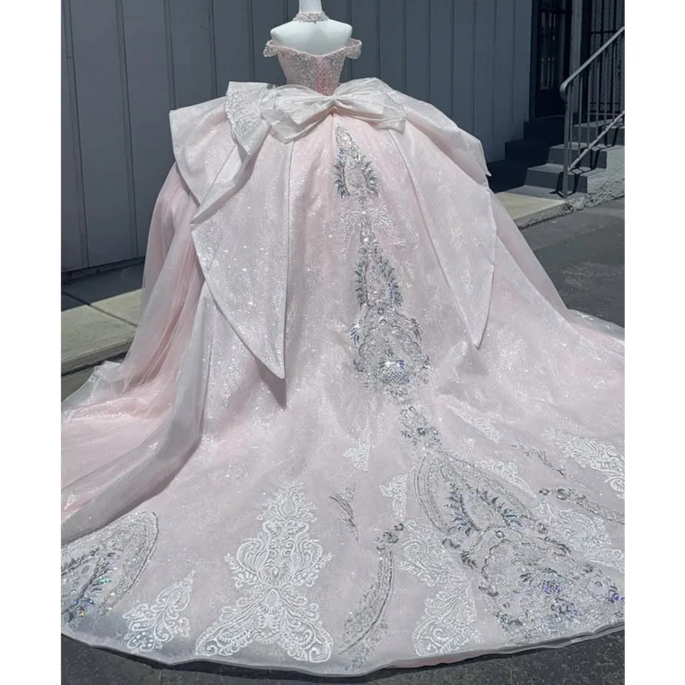 Rosa Quinceanera-Kleider, Schleife, herzförmiges Korsett, glitzernde Spitzenapplikationen, Ballkleid für Teenager, Festzugskleid, individuell gestaltet