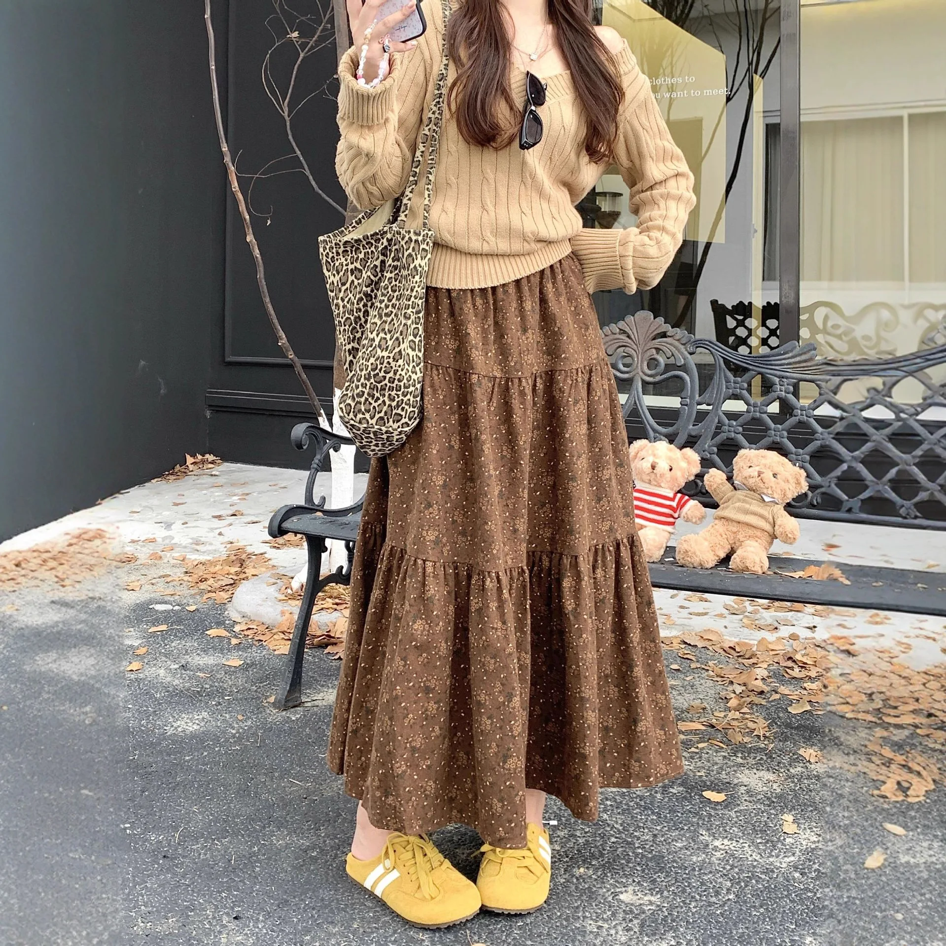 Korean retro floral midi skirt for women in autumn 2025 new high waisted and stylish A-line large swing long skirt