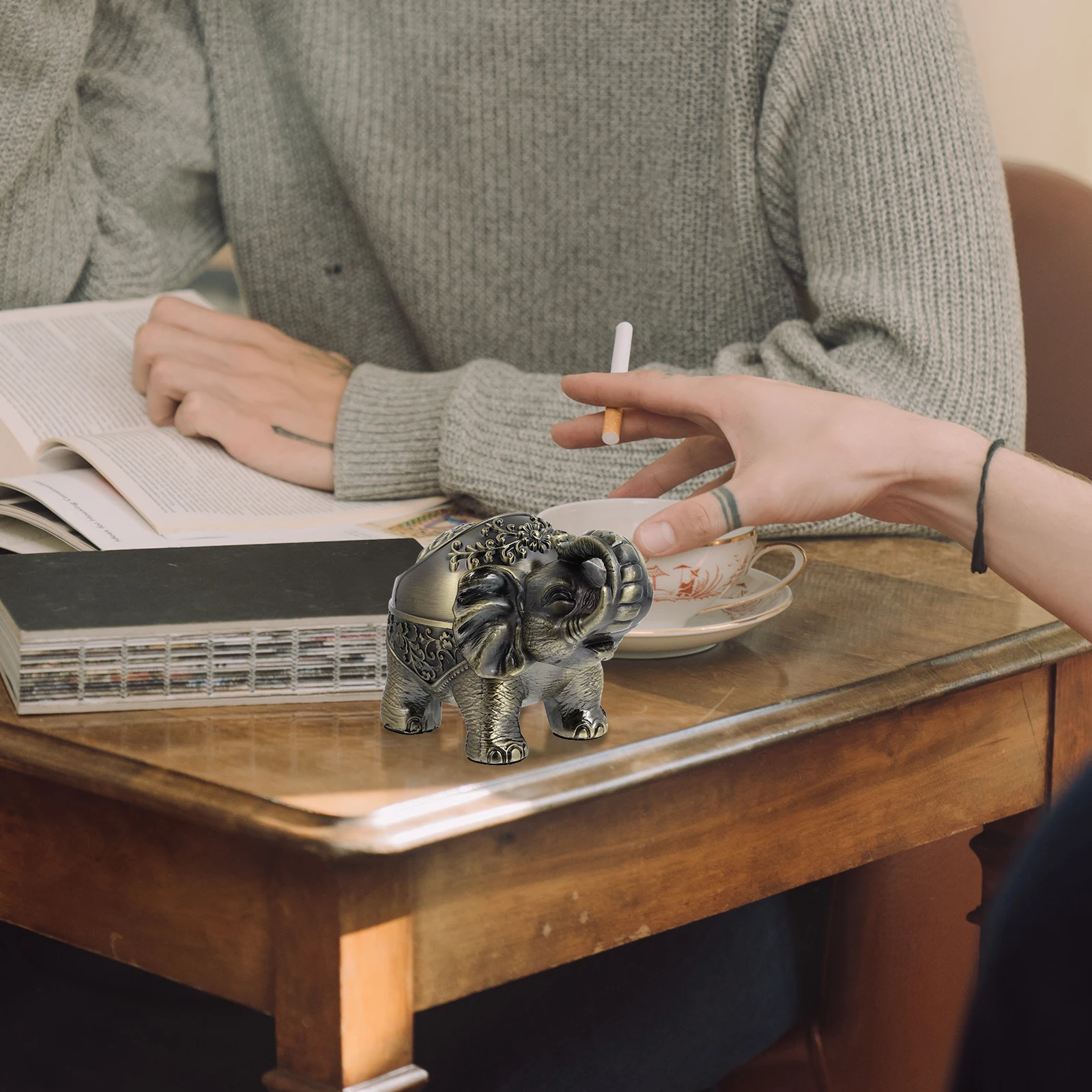 

Retro Elephant Ashtray Vintage Zinc Alloy Holder Animal Shaped Soot Container Windproof with Lid for Home Office Patio