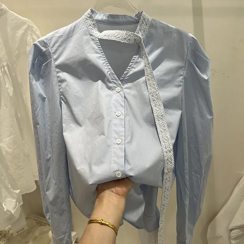 

Женская блузка светло-голубого цвета с V-образным вырезом, кружевной отделкой и пышными рукавами, элегантная рубашка на пуговицах