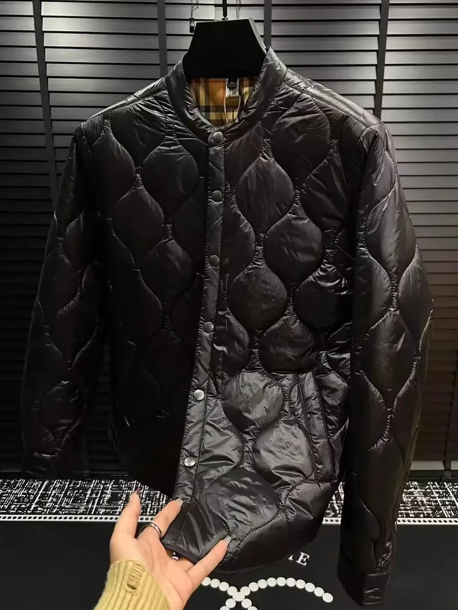 

Стильная мужская осенне-зимняя куртка: новая модель, высокое качество, модная, универсальная, легкая, роскошная, приталенный крой, молодежная, популярная.