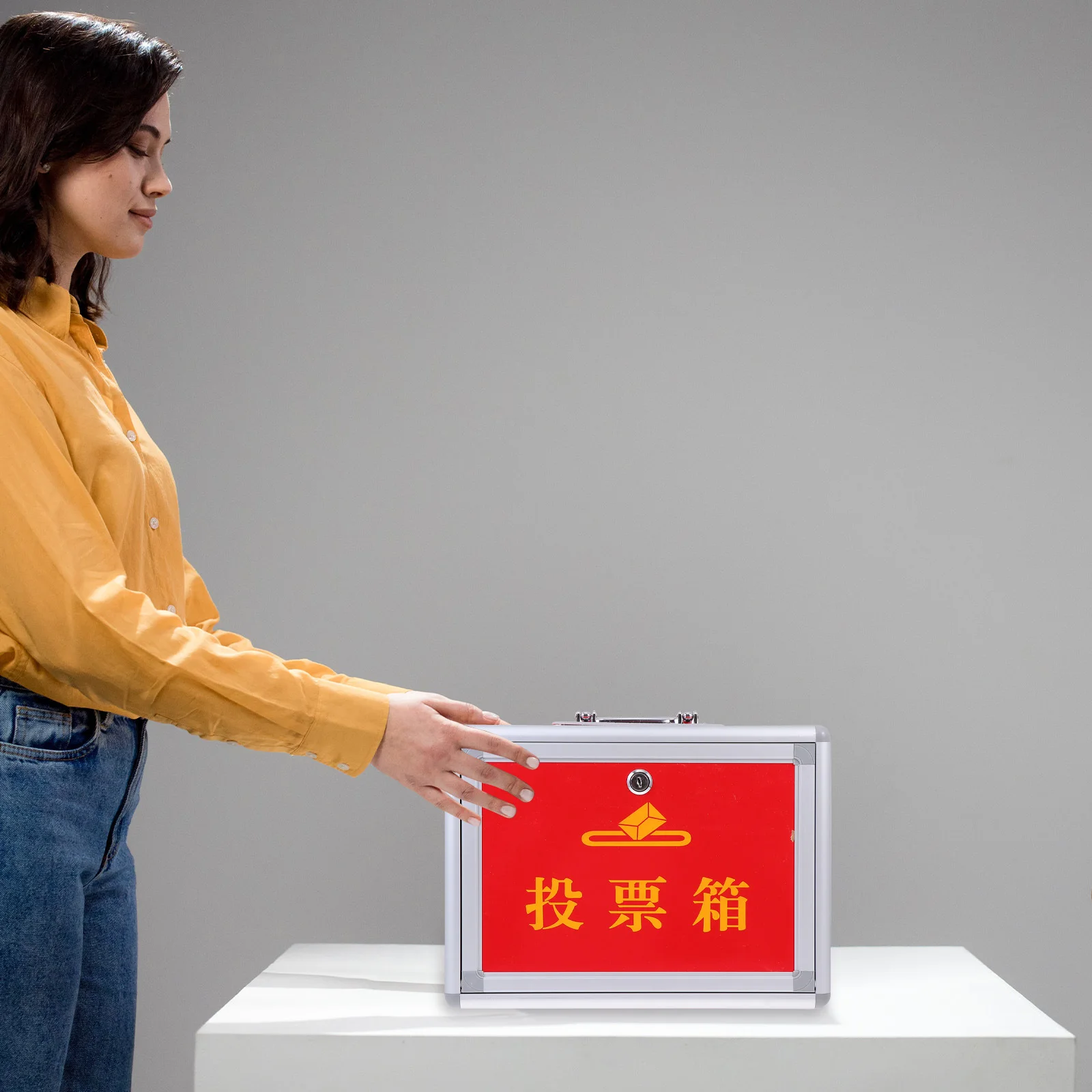 1 szt. Czerwona Przenośna Skrzynia Wyborcza z Aluminiowymi Krawędziami Praktyczna Wielofunkcyjna Jasna Świąteczna Skrzynia na Głosy Skrzynia do Zbierania Głosów