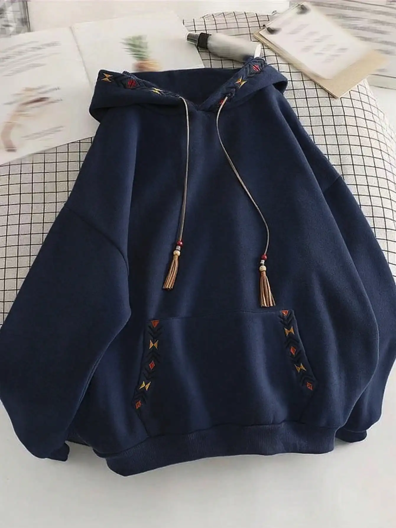 

Женская толстовка свободного кроя с вышивкой, завязками-кисточками и карманом с этническим узором