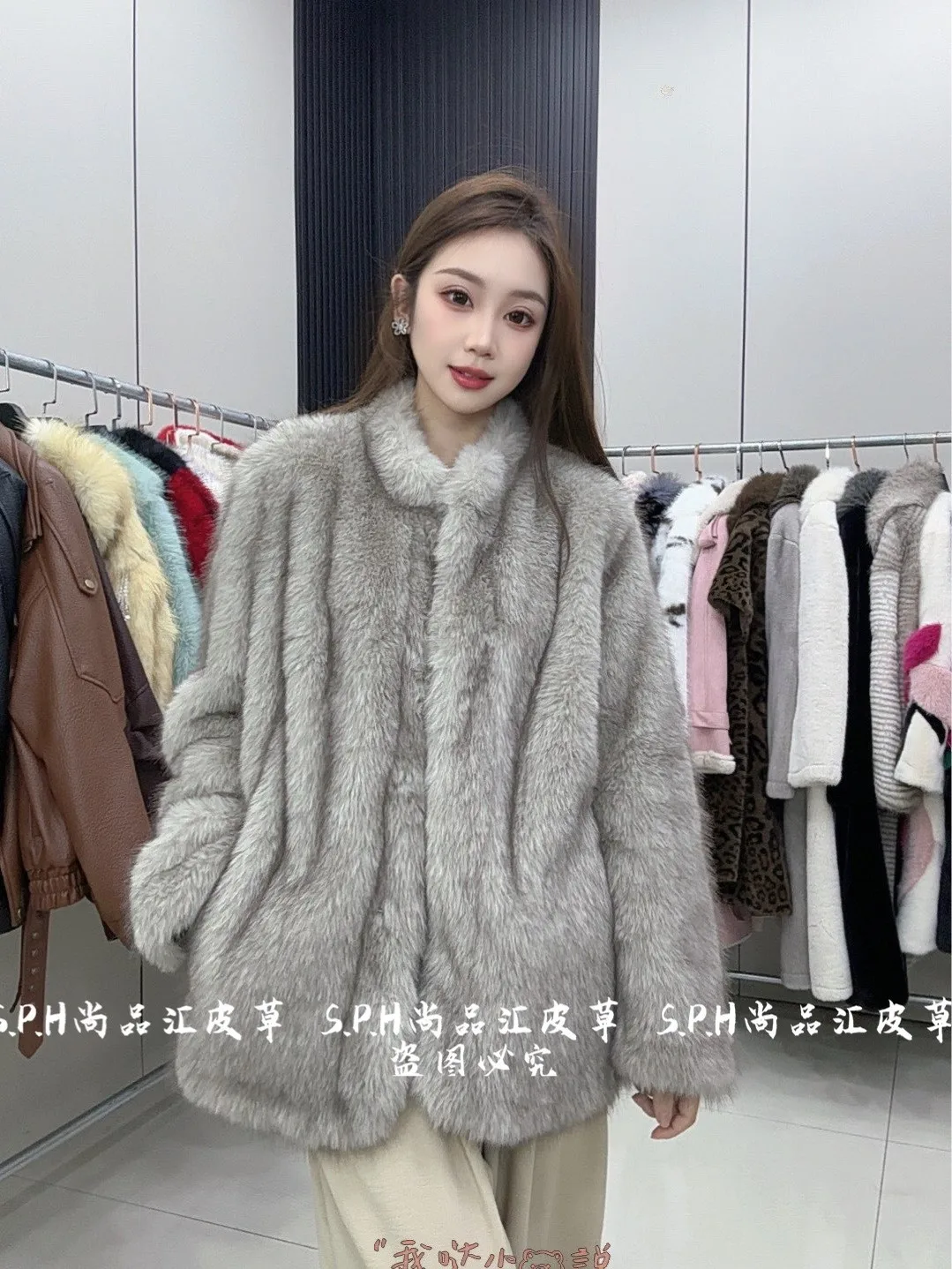 معطف شتوي بني للنساء 2025 معطف فرو قصير جديد بلونين مع سترات سميكة على طراز مصمم للنساء