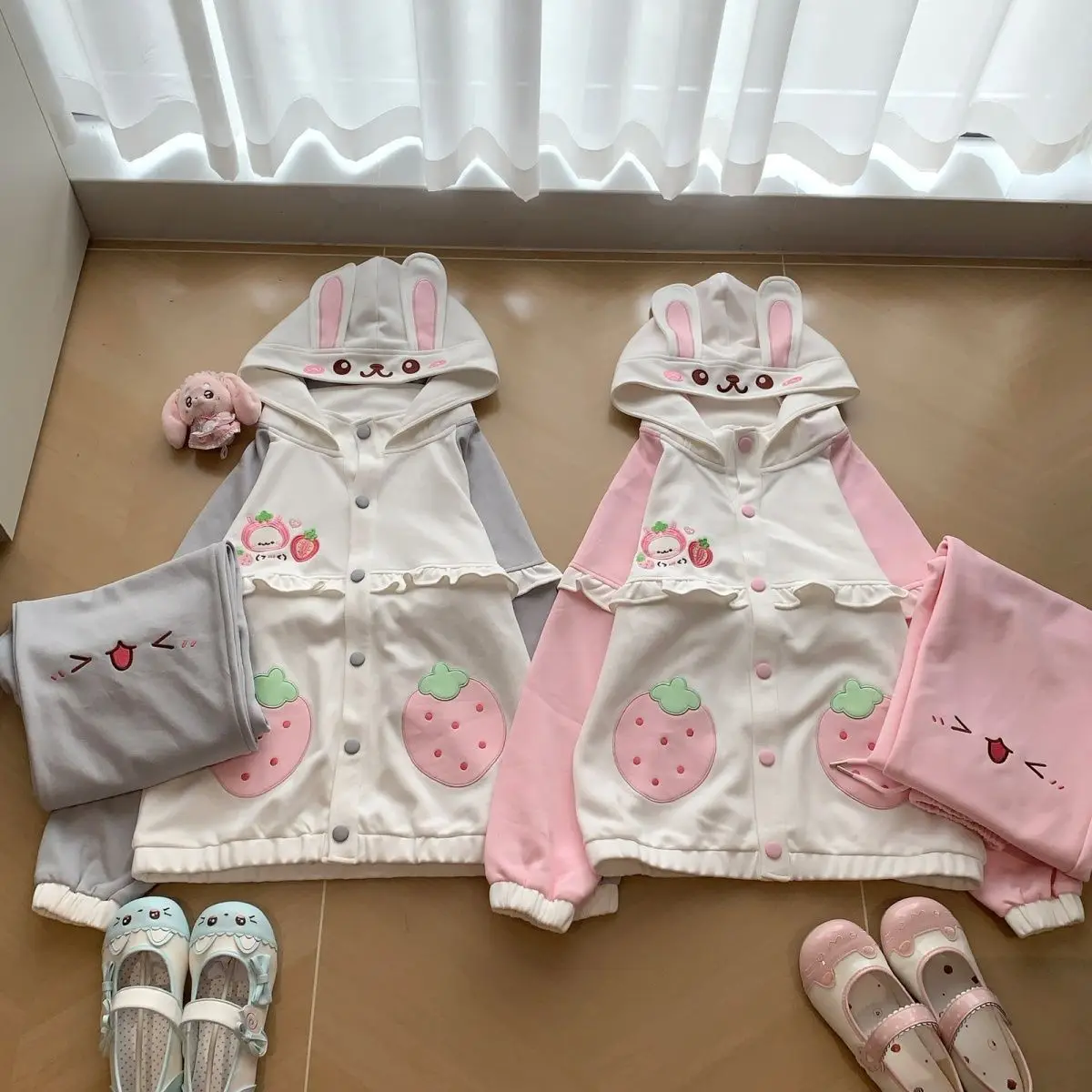 Niedliche Cartoon-Stickerei, Hasenohren, langärmeliger Kapuzenpullover + Freizeithose, passend zu süßen Mädchen-Zweiteiler-Sets für Damen