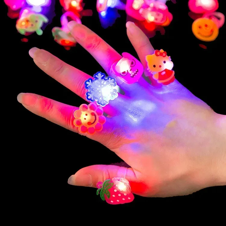 [Grappig] 30 stks/partij Party Knipperende LED Light Up Ring Speelgoed cartoon lichtgevende KT/Sneeuw/Duivel/Hond Ringen meisje avond van versiering gift