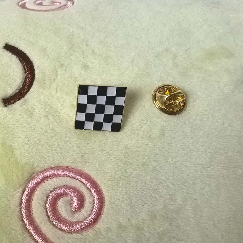 

50pcs Masonic Black White Checkered Rug Floor Brooch Lapel Pin Freemason Mosaic Pavement Custom Badge