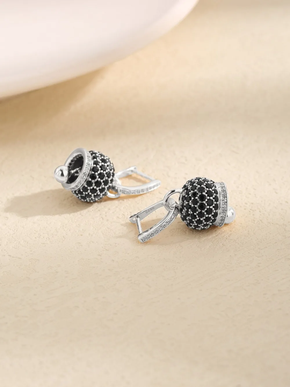 2025 أقراط جديدة راقية على شكل فاخر تسليط الضوء على مجوهرات نسائية أنيقة ومزاجية رشيقة