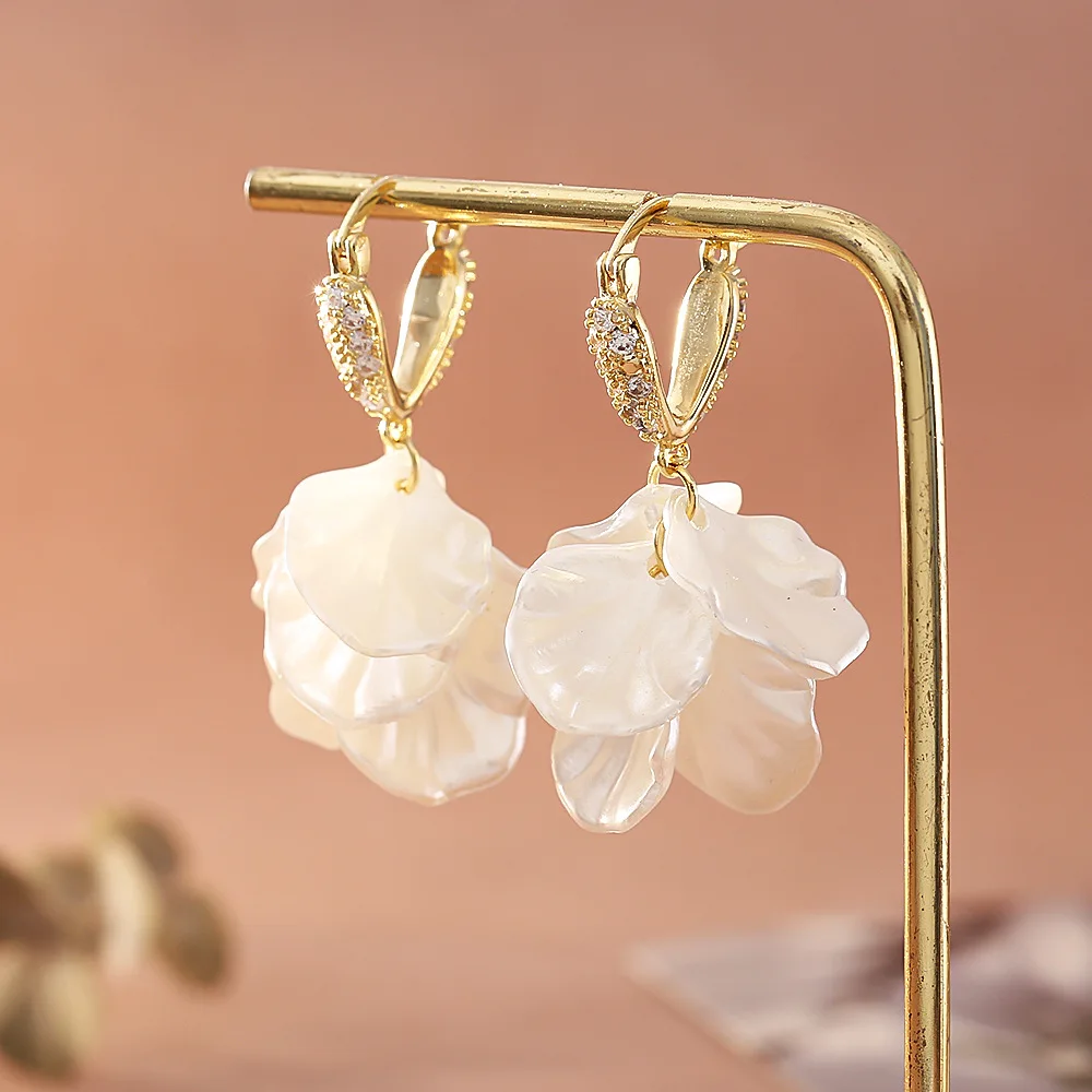 

Retro shell petal earrings for women, light luxury, high-end, long earrings, niche design, exquisite fashionable earrings
