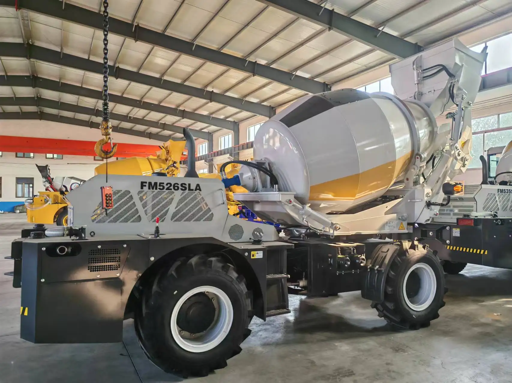 2.6m³ Articulated Self Loading Mobile Concrete Mixer Truck for Construction Site Batching