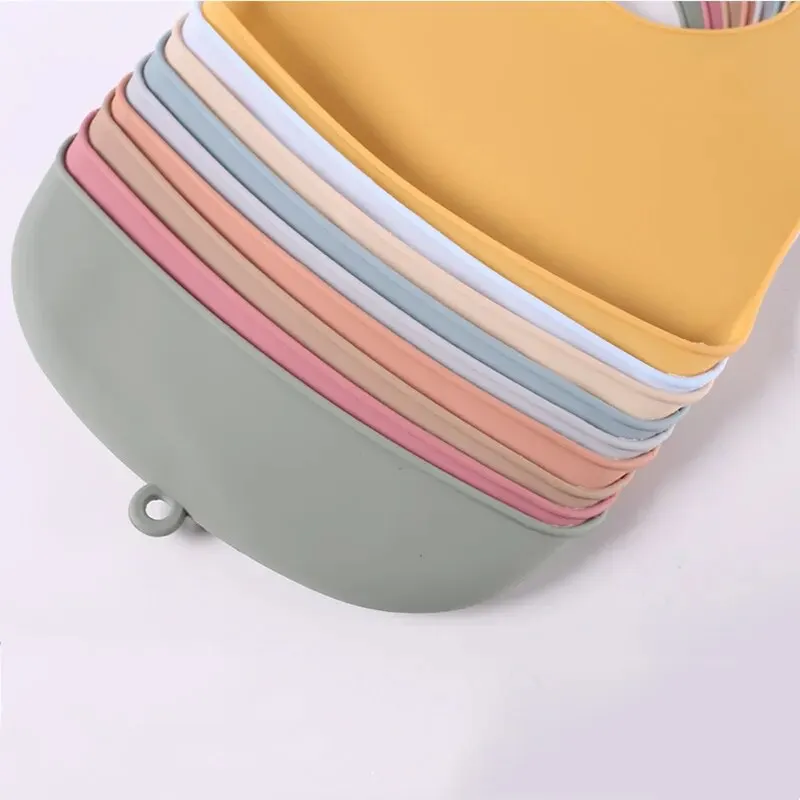 El babero para alimentar al bebé está hecho de silicona y tiene un diseño resistente al agua. Es adecuado para fines de alimentación.