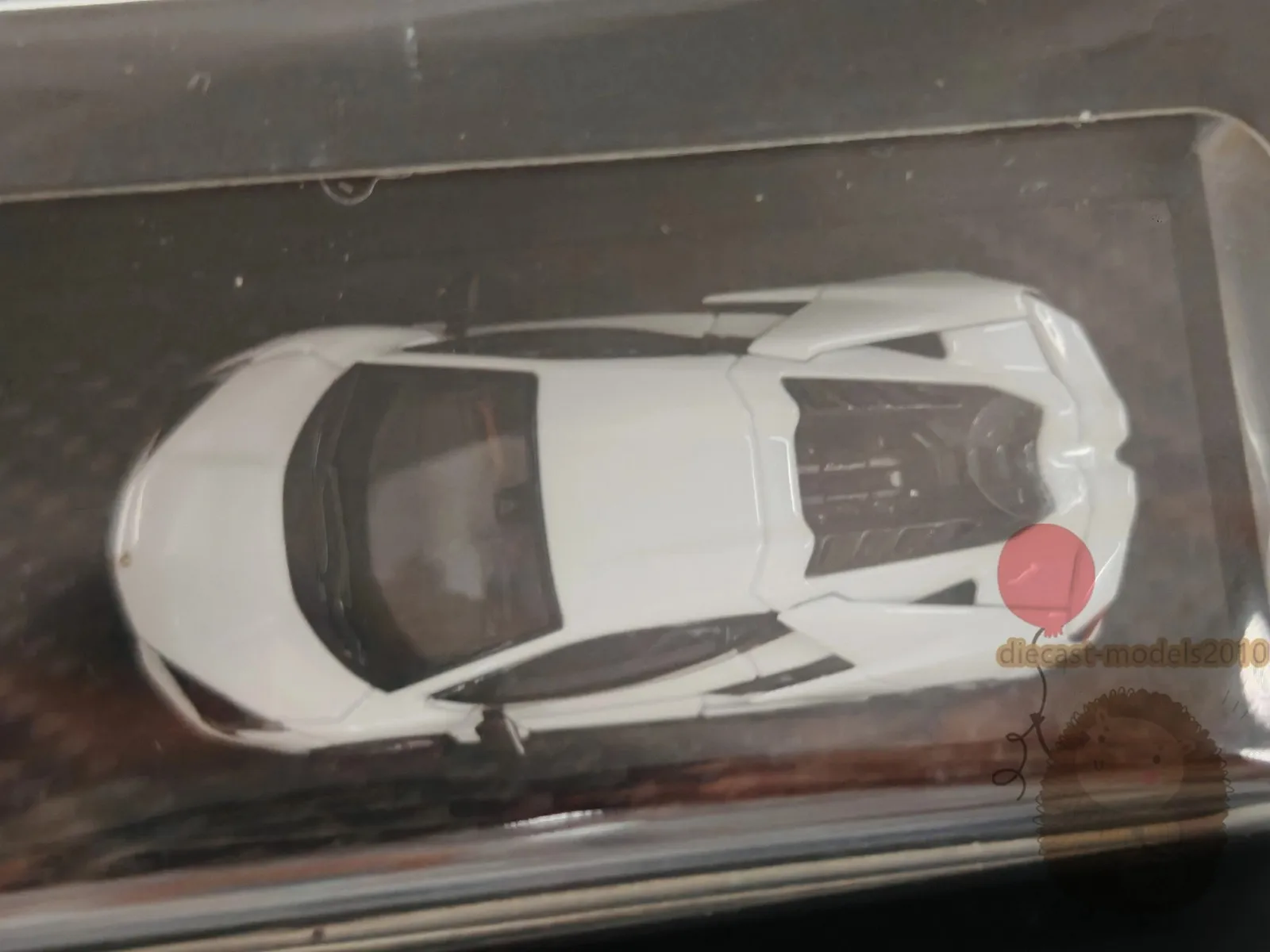 

Модель автомобиля Lamborghini Revuelto из литого сплава, масштаб 1:64, белая, для демонстрации и в подарок