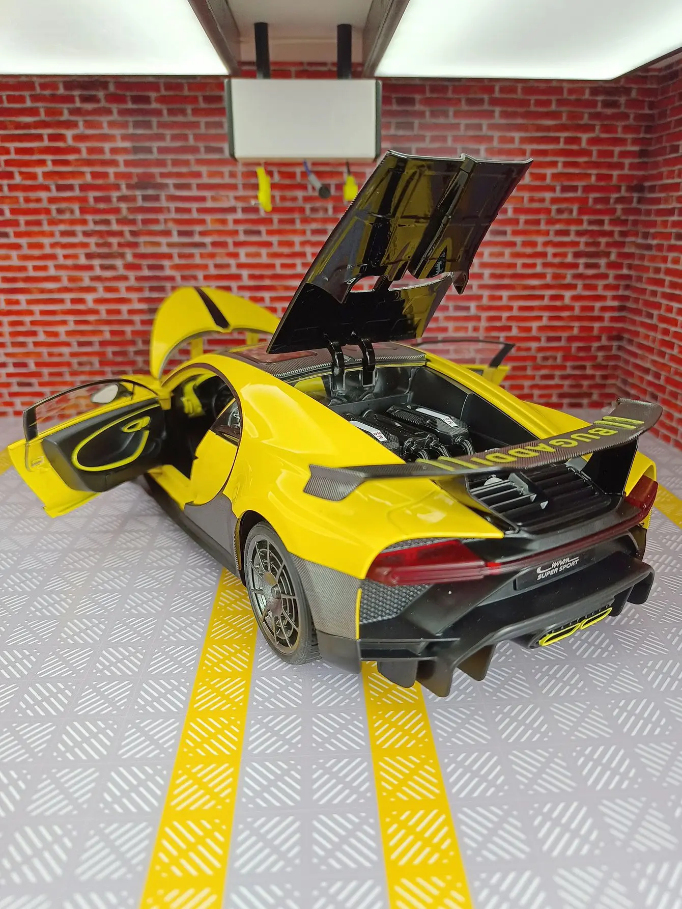 1-18-simulation-bugatti-alloy-racing-car-model-with-doors-that-can-be-opened-has-simulated-sound-and-lighting-functions