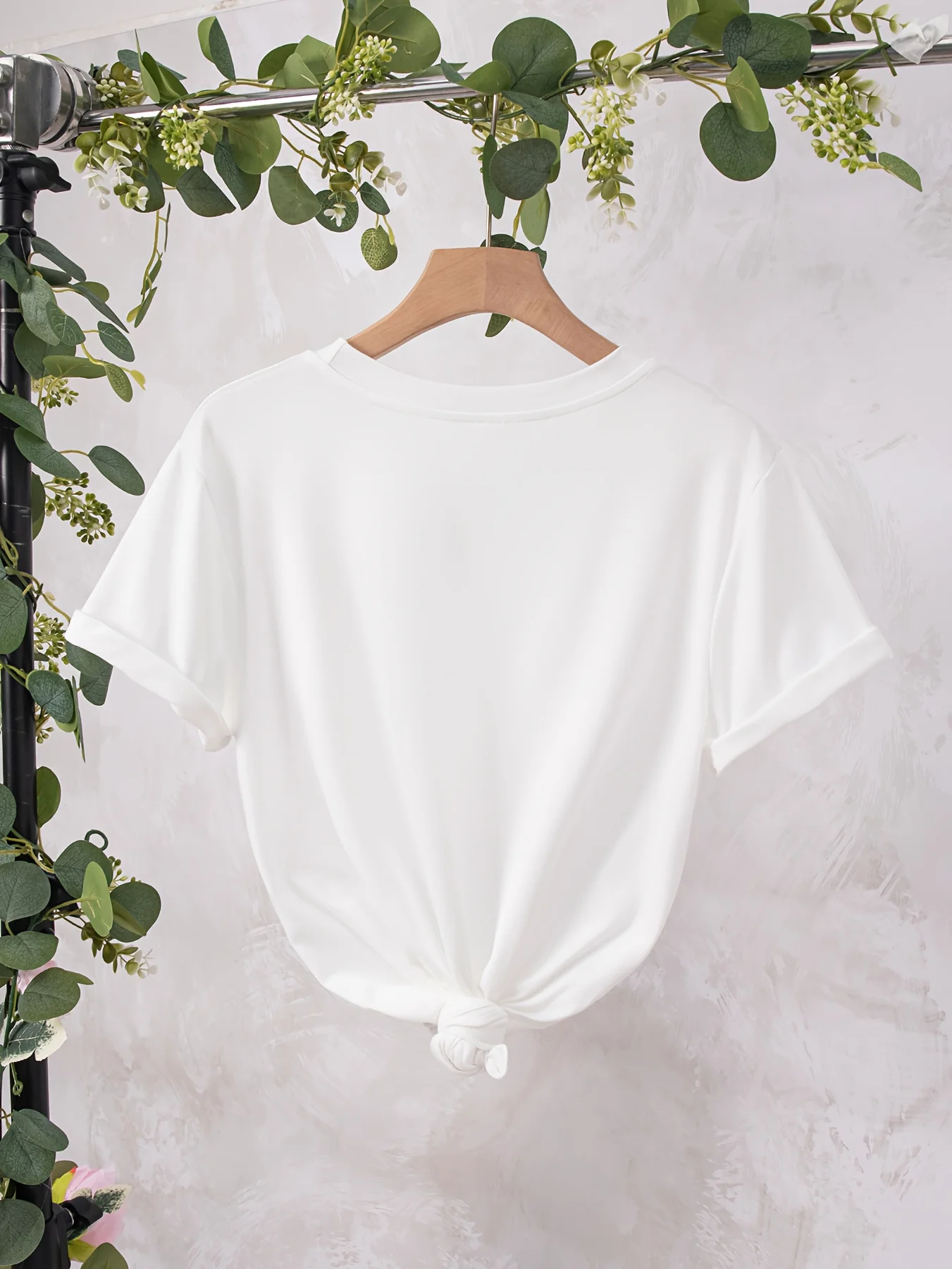 تي شيرت نسائي كلاسيكي مطبوع عليه سانتا كلوز مع شعار "أخبرني ما تريده" - بلوزة بأكمام قصيرة لعيد الميلاد باللونين الأبيض والأحمر