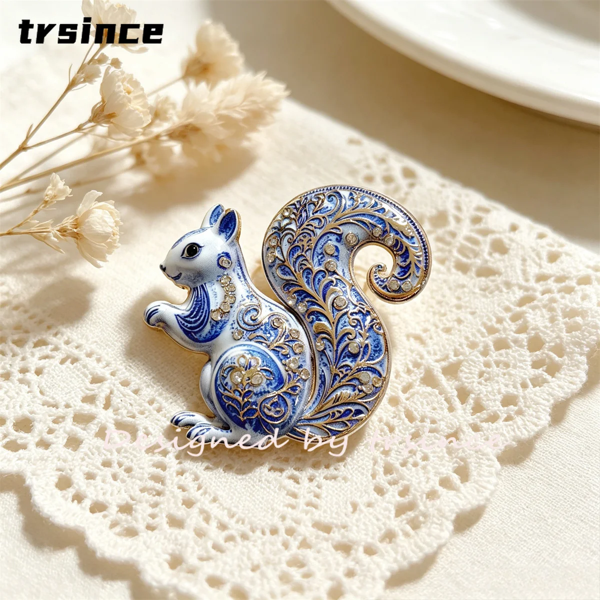 Retro Two Color Orange Blue Squirrel Brooch Sparkling Rhinestone Forest Animal Lapel Pin Elegant Ladies Clothing Accessory Gift