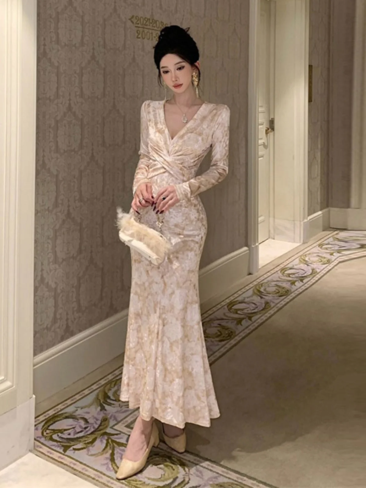 

Элегантное бархатное платье с V-образным вырезом для женщин: стройнящее, для города, улицы, вечеринок, свиданий, встреч, осеннее, с длинным рукавом, с принтом