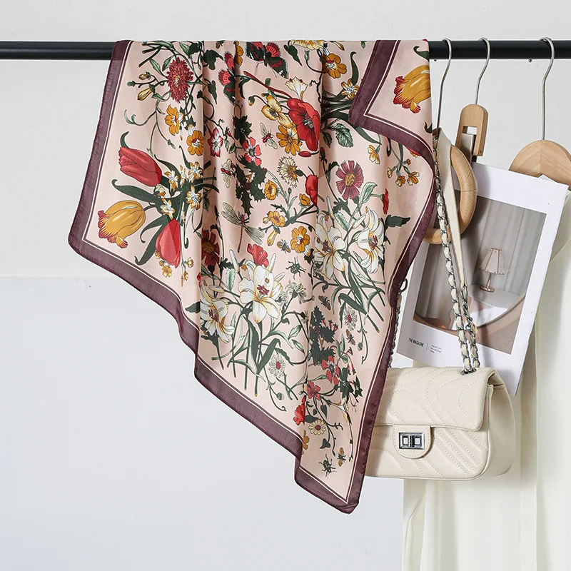 Nuova sciarpa quadrata alla moda con fiori di seta stampati per il design sottile primaverile ed estivo da donna, decorazione di protezione solare in seta