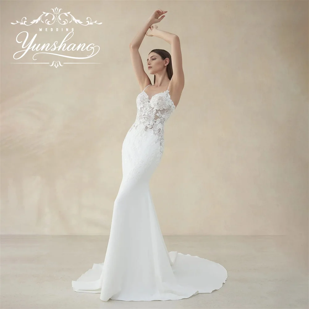 YunShang Maßgeschneidertes Meerjungfrau-Hochzeitskleid mit Spaghettiträger und Spitzenstickerei, Sweep-Zug, V-Ausschnitt, Applikationen, Moeden, rückenfrei, elegant