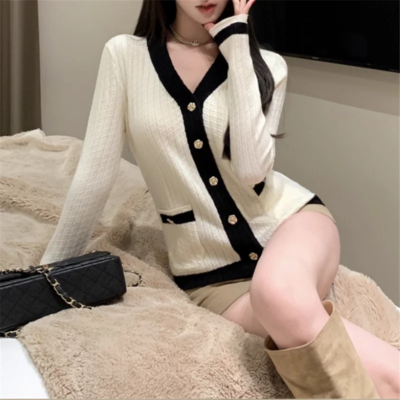 

Французский цвет контрастного цвета, черный, белый цвет, короткий вязаный кардиган, новинка 2025, осенний женский свитер с v-образным вырезом, нижняя рубашка, тонкий топ с длинными рукавами