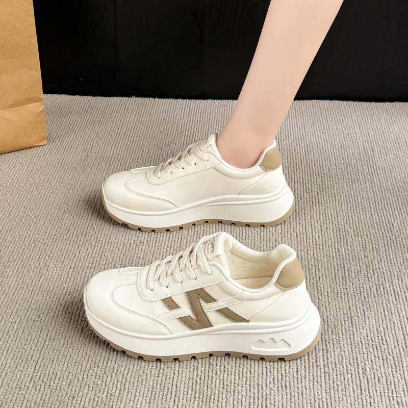 2026 ربيع جديد أحذية رياضية من الجلد المرأة جولة الرأس الدانتيل سميكة القاع حذاء كاجوال احذية الجري العصرية ومتعددة الاستخدامات