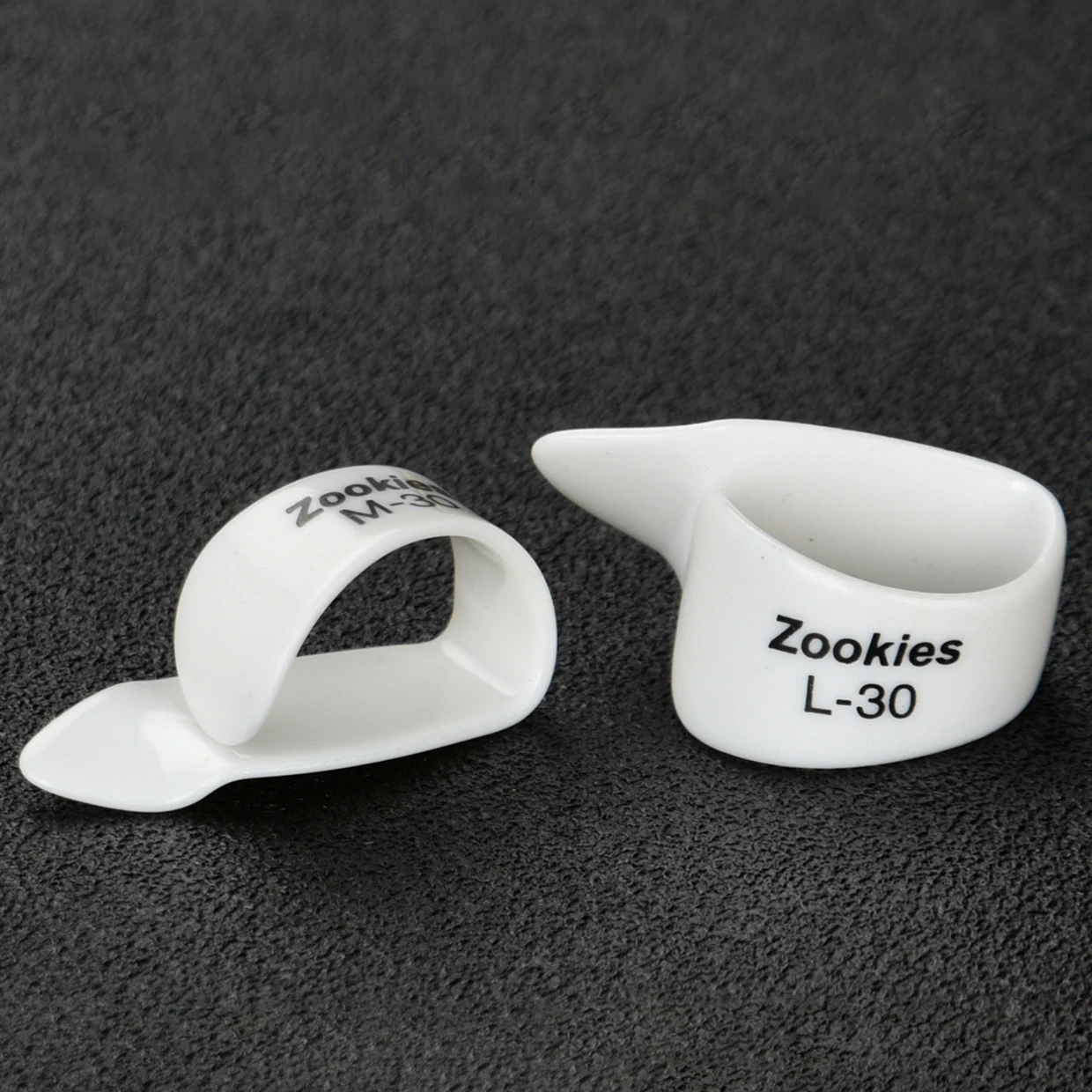 Dunlop Thumb pick. Wearing thumb paddles, A head with multiple angles, thickness 1.4mm. Play flexibly and get started easily.