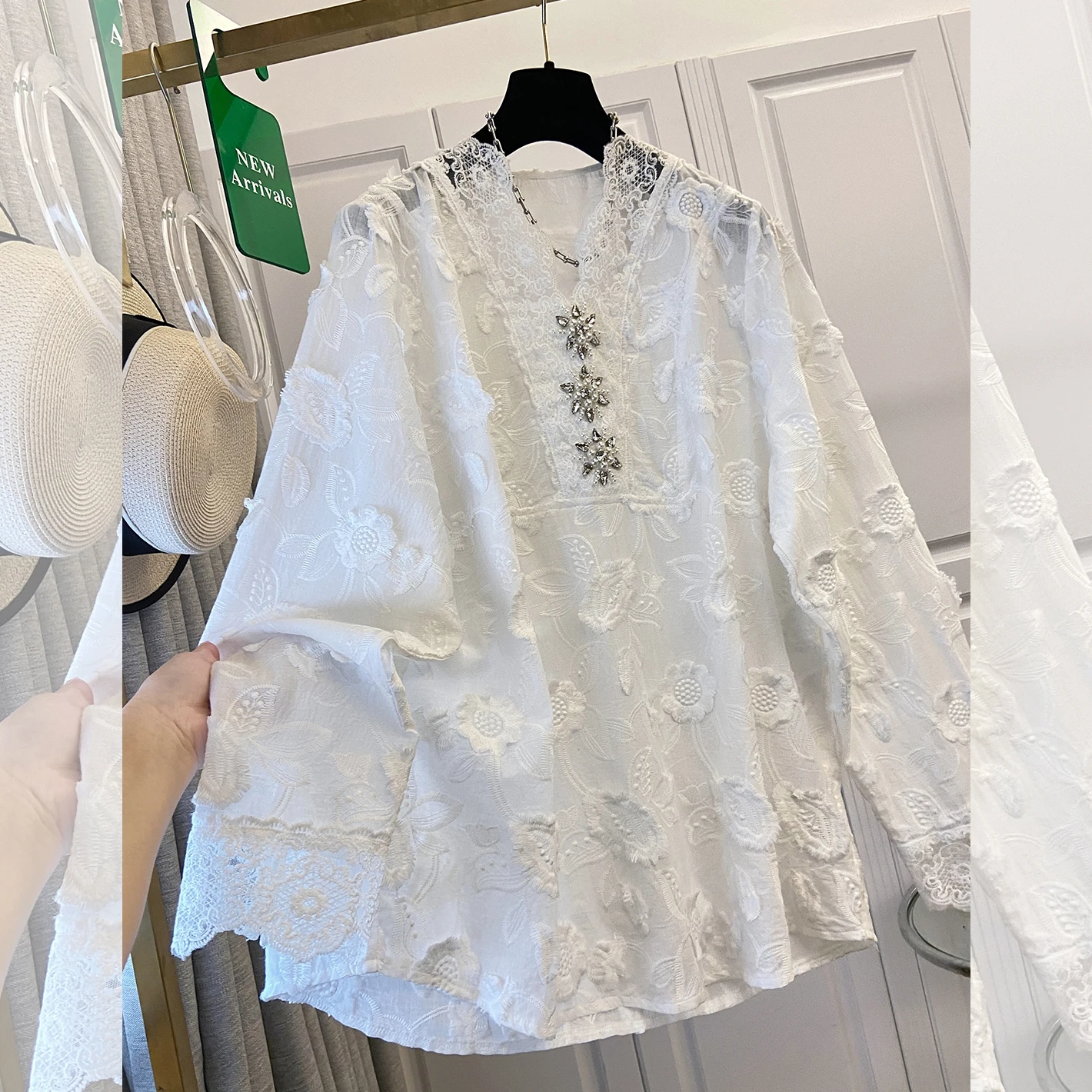 

plus Size Women's Embroidered Thin V-Ne Base irt Loose Lace T-irt Spring Summer New Sle Commute Artistic Sle Long S...