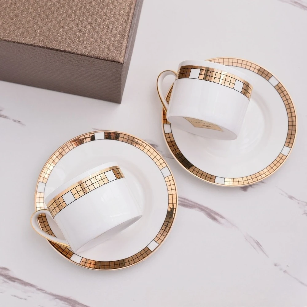 

Набор блюдец из золотой кофейной чашки из костяного фарфора с тарелками и десертной посудой, роскошный отель, ресторан, домашняя посуда, набор столовых приборов
