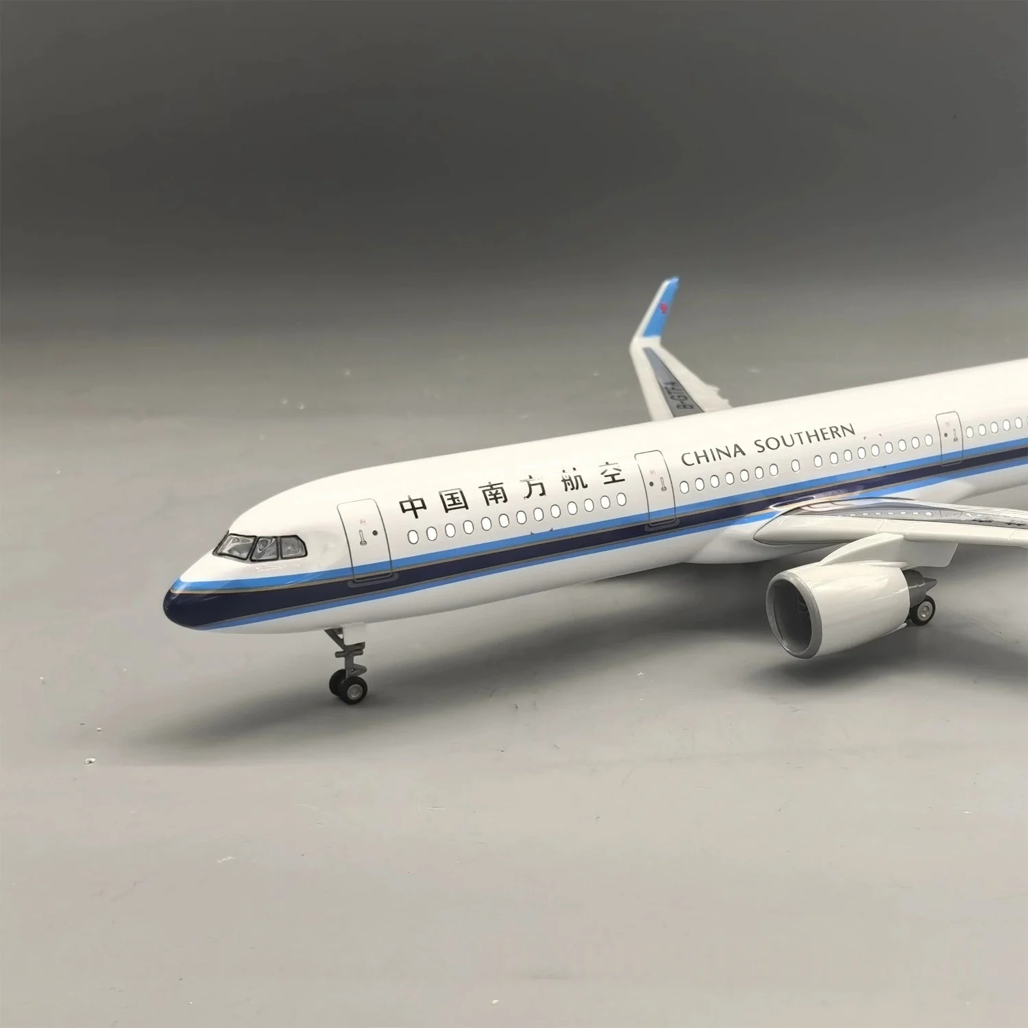 44CM China Southern Airlines A321neo 1/100 Scale Resin Diecast Airplane Model Collectible Aircraft For Collections And Displays