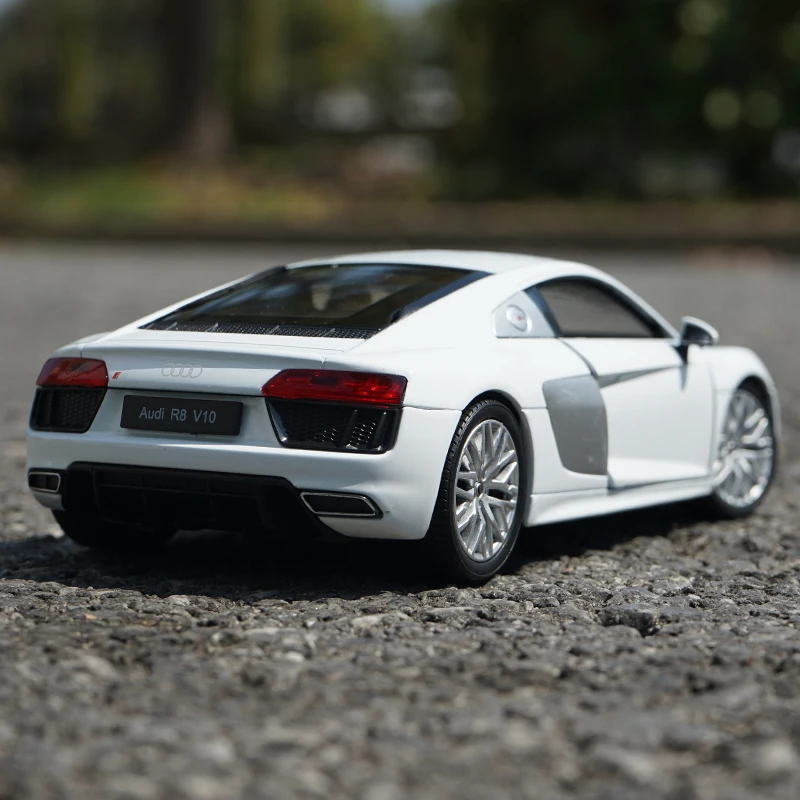 WELLY 1:24 2016 Audi R8 V10 Alloy Sports Car Model Diecast Metal Toy Vehicles Car Model High Simulation Collection Children Gift