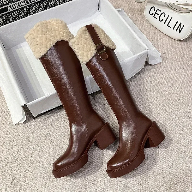 Botas largas marrones hasta la rodilla para mujer, zapatos góticos cálidos, cómodos, tacón cuadrado, hebilla de cinturón, plataforma, borde de felpa, Invierno