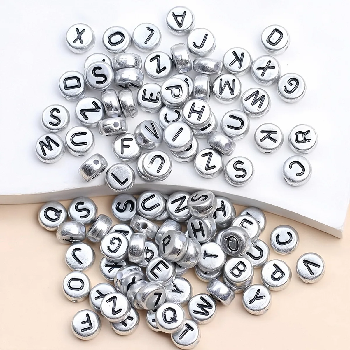 7*4mm Silberne Runde Buchstaben-Acrylperlen, Modisch und Perfekt für DIY-Schmuckherstellung