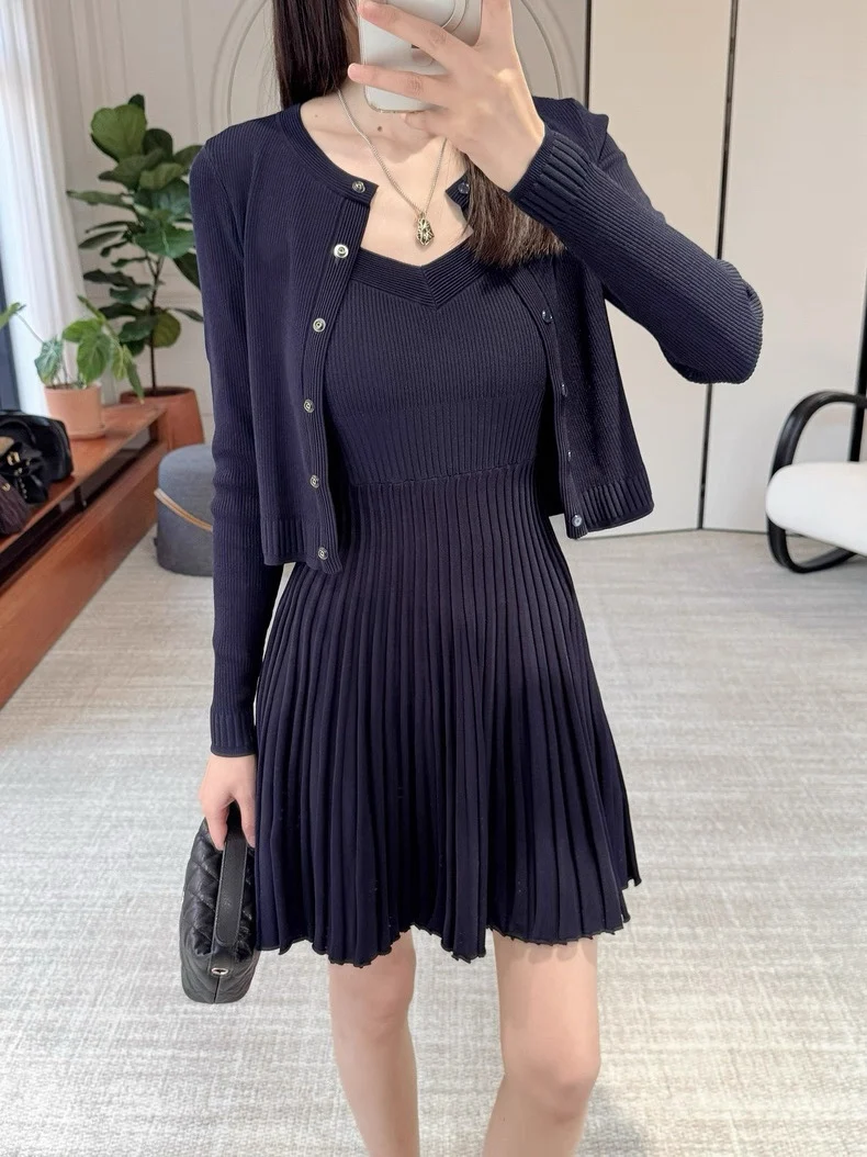 

Элегантный простой вязаный кардиган с круглым вырезом и плиссированной юбкой на бретелях, комплект из двух предметов для женщин, с завышенной талией, однотонный, осенне-зимний, модный.