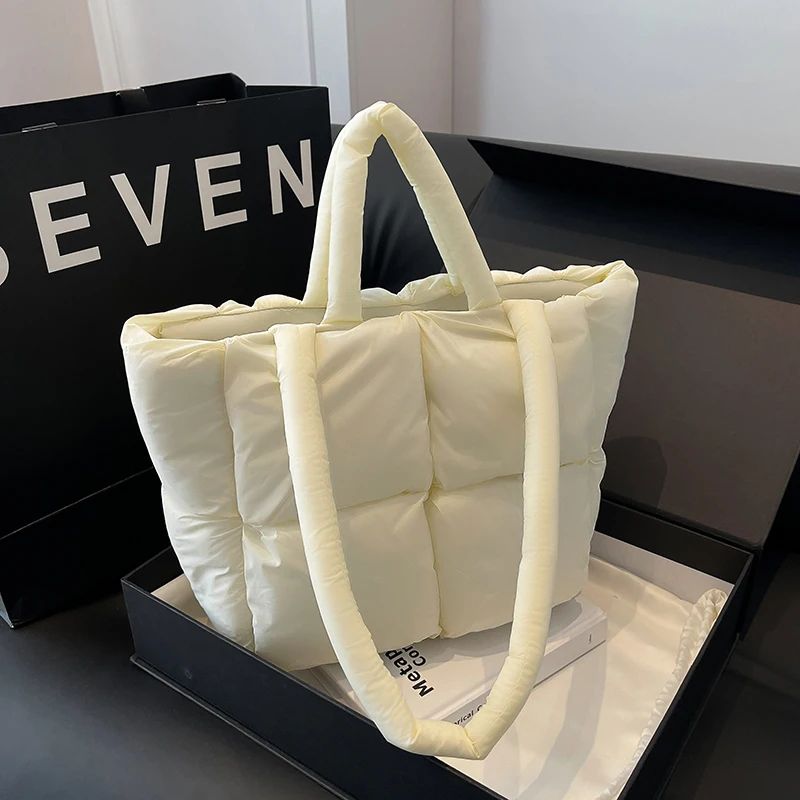 Bolsa de ombro acolchoada feminina, designer de moda de inverno, sacola e bolsas de tendências suaves, 2023