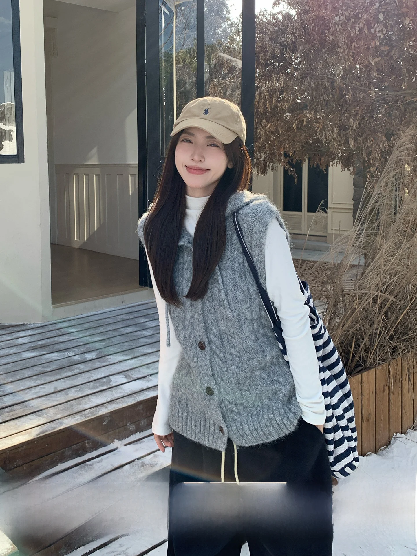 

Корейский женский вязаный жилет-кардиган Morning Bloom: мягкий, уютный, с капюшоном, на пуговицах, повседневная теплая верхняя одежда