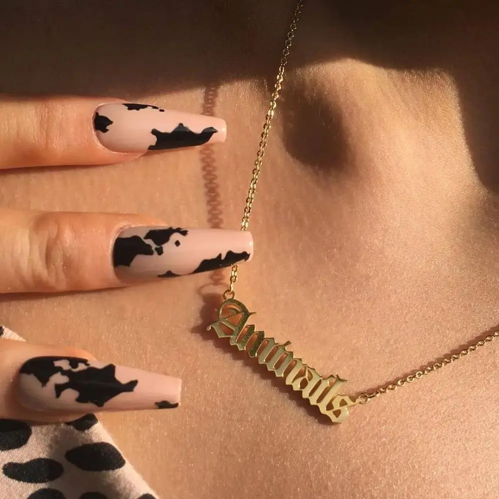 Personalisierte Halskette mit altem englischen Schriftzug, graviertem Namensschild-Anhänger, personalisierbar, mit 14 Karat vergoldetem Edelstahl, Namenskette im Goth-Stil für Frauen, Geschenkschmuck – Detail 2