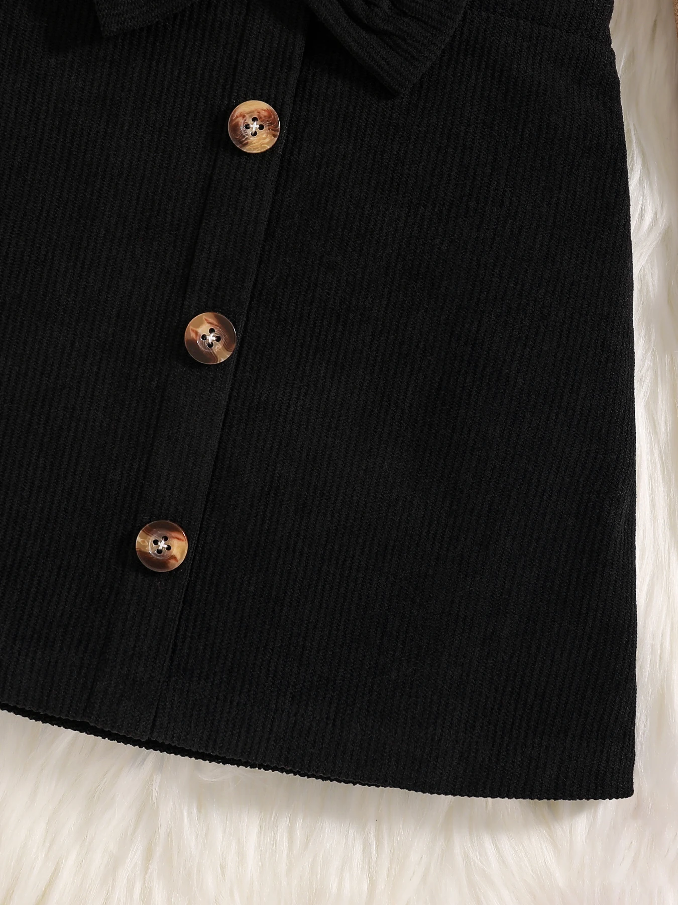 مجموعة مكونة من قطعتين للفتيات في الربيع والخريف: مجموعة تنورة عصرية وأنيقة للفتيات الصغيرات، تتميز بلوزة مضلعة من الدانتيل مع أكمام طويلة وطبعة منقطة على شكل قلب + تنورة سوداء مع زخرفة بأزرار على شكل عقدة على شكل فيونكة للفتيات، مناسبة للخريف ملابس ربيعية مريحة وبسيطة ومتعددة الاستخدامات وناعمة وغير رسمية للأطفال #5