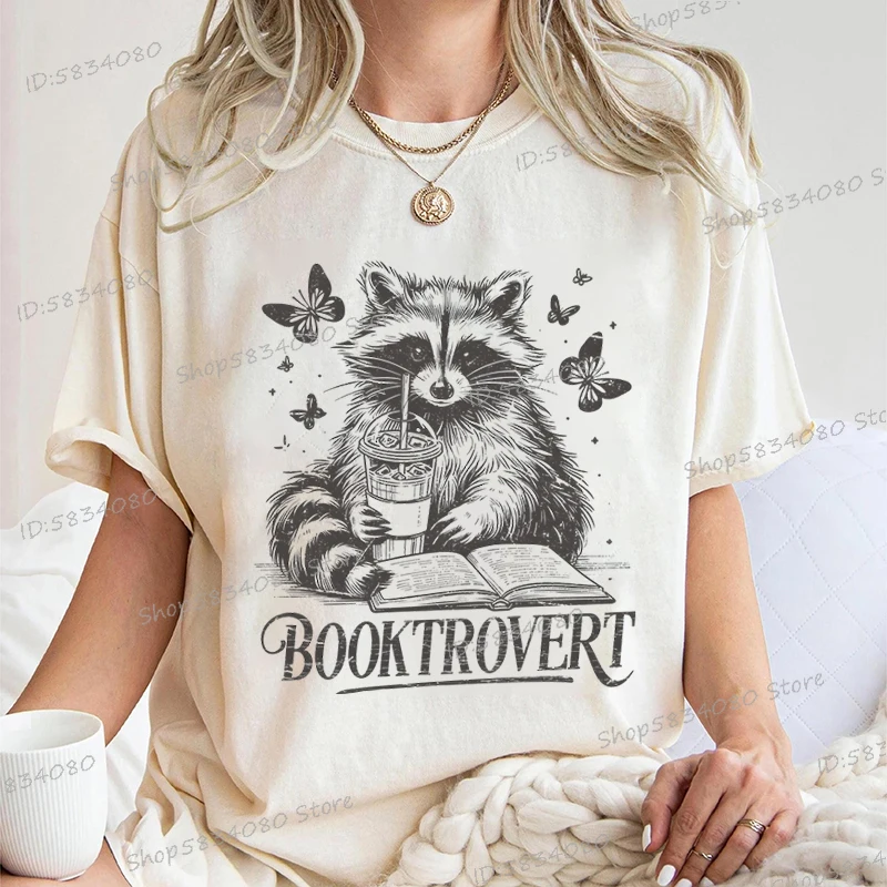 

Забавные футболки с рисунком енота для чтения, женские классические топы с книжным рисунком, повседневная футболка в подарок для любителей книг, одежда в стиле ретро