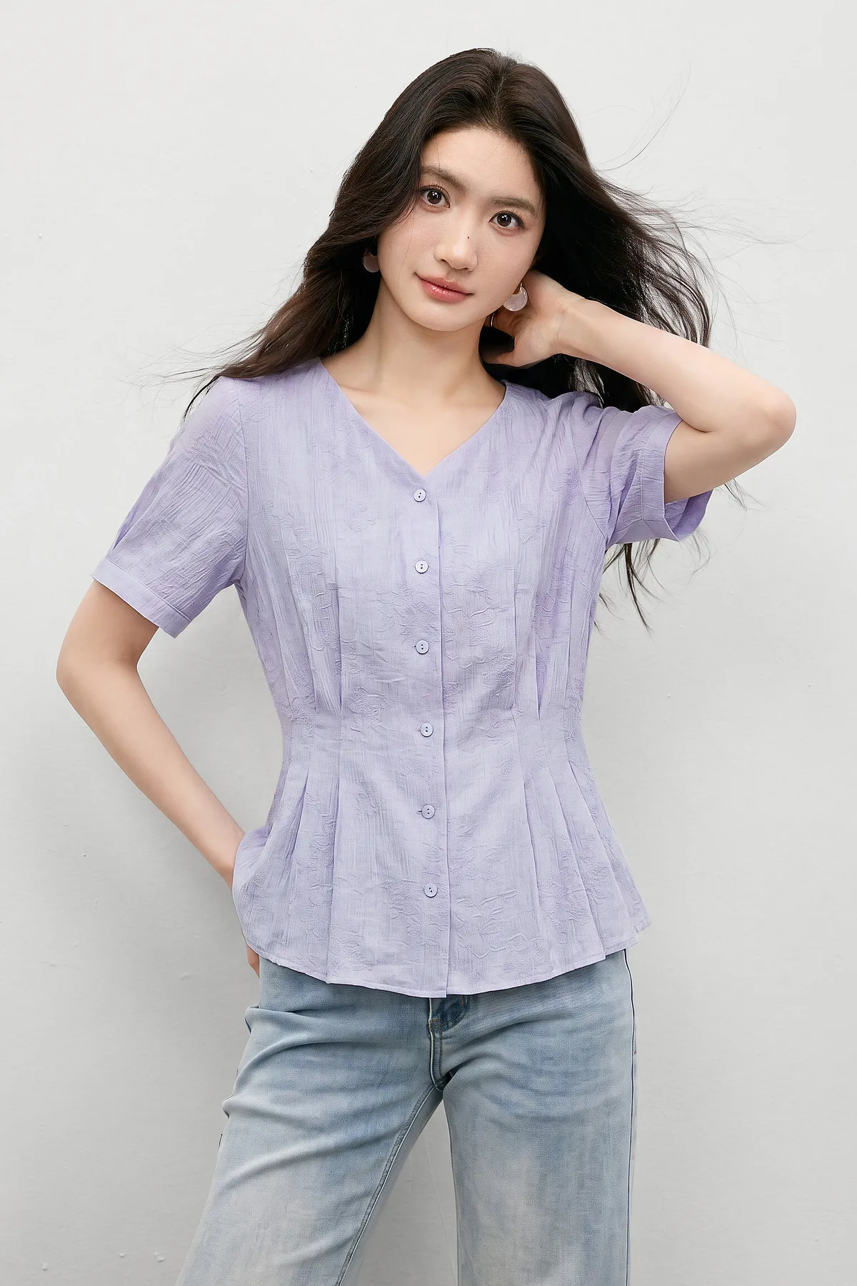 SENTUBILA Casual V-Ausschnitt Strukturierte Chiffon-Bluse für Damen 2026 Sommer Plissierte Taille Laternenärmel Hemd 162VA6625 – Detail 16