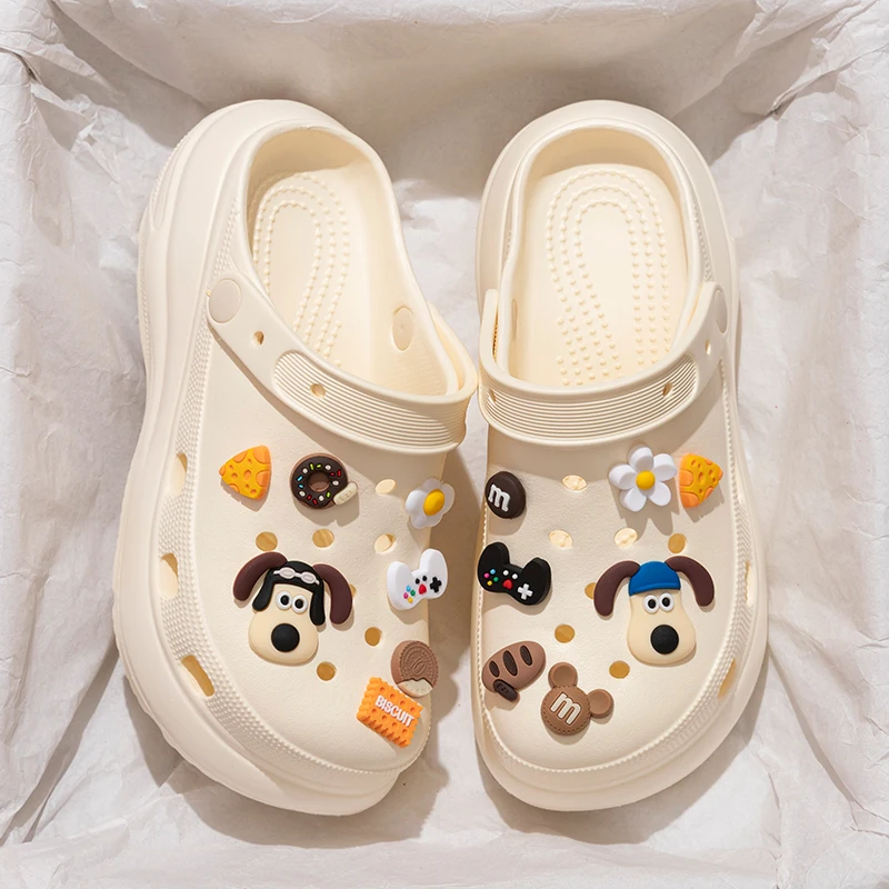 اللؤلؤ سلسلة صنادل أرضية مكتنزة النساء 2025 الصيف سميكة القاع قباقيب الشاطئ أحذية امرأة موضة ورود للزينة إيفا حذاء للحديقة