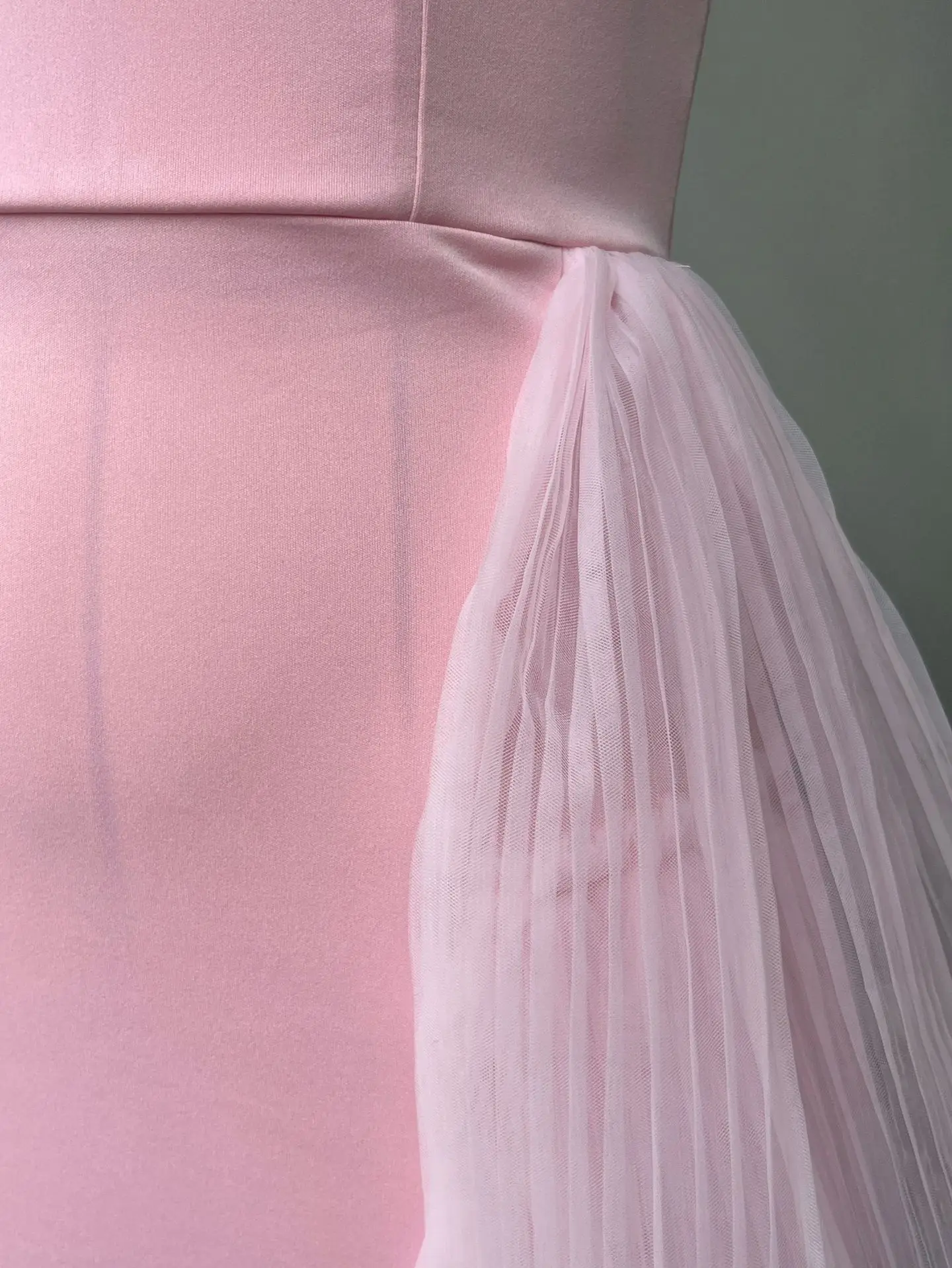 Vestido de noite formal longo chique com camadas de malha elástica alta