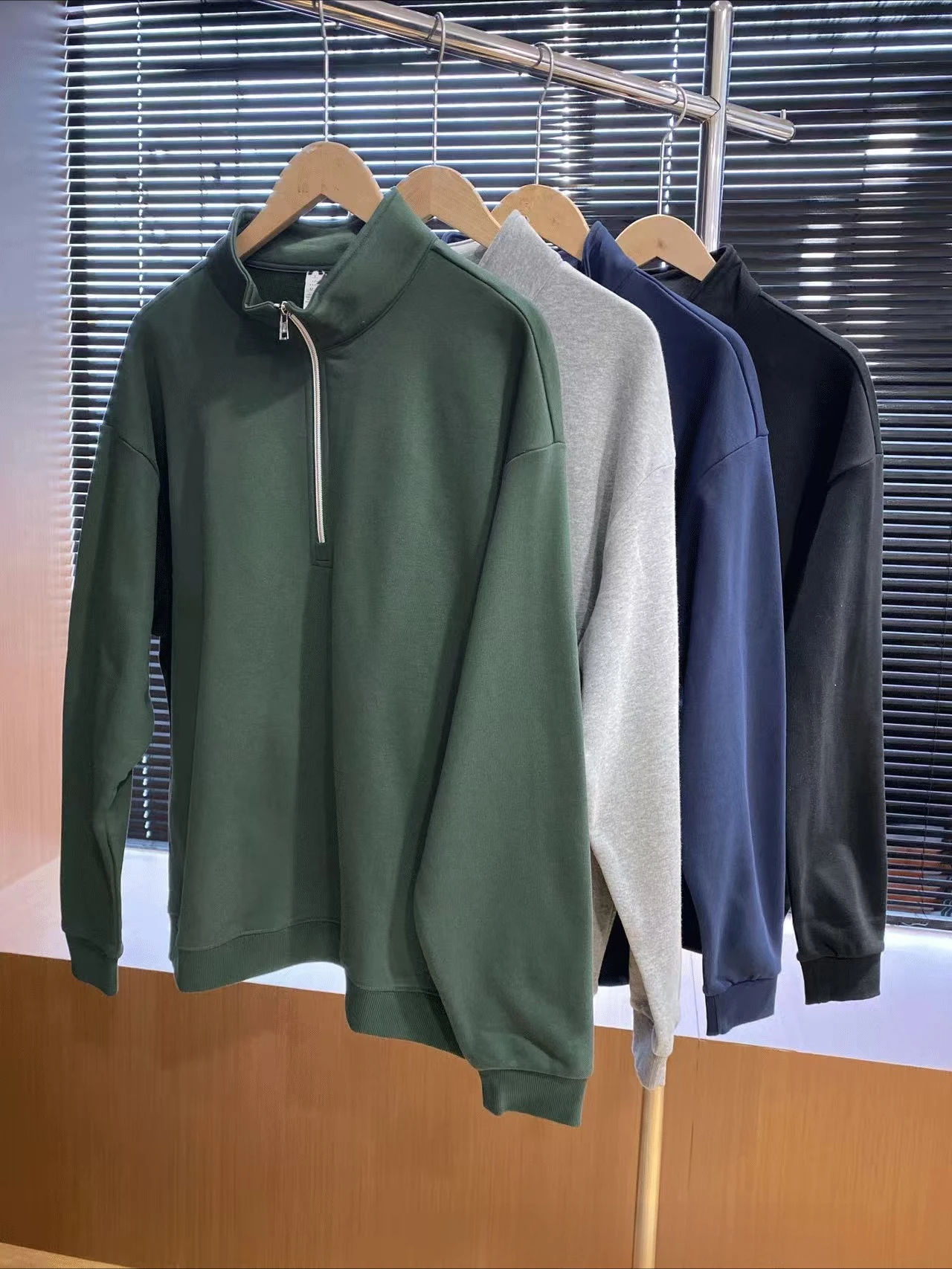 

2025Модный однотонный воротник-стойка с полумолнией, одежда для йоги, толстовки и верхняя одежда для мужчин, так и для женщин осенью и зимой,