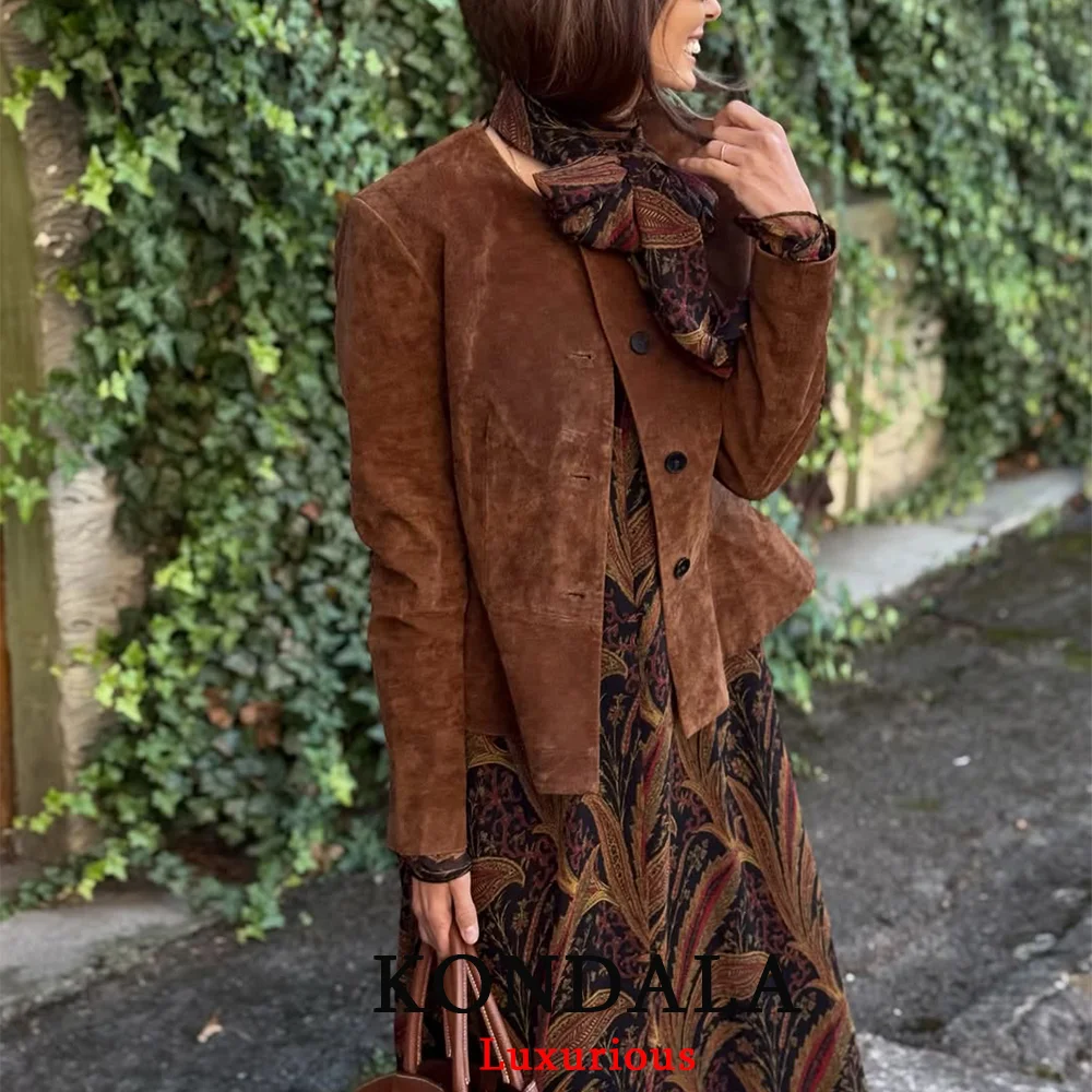 KONDALA سترات نسائية من جلد الغزال ملابس الشارع الشهير بياقة دائرية وأزرار وأكمام طويلة سترات قصيرة موضة خريف وشتاء 2025 ملابس خارجية غير رسمية