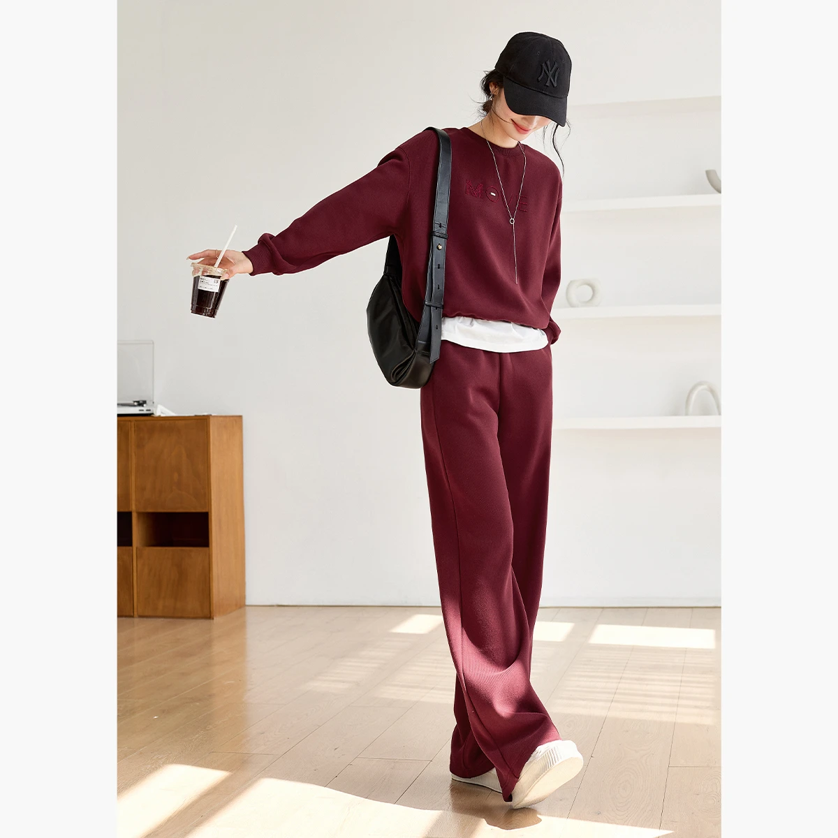VIMLY Женские комплекты брюк из двух предметов Спортивные топы с 3d буквенной вышивкой на флисовой подкладке Широкие брюки Зима 2025 Трикотажные брючные костюмы M9558