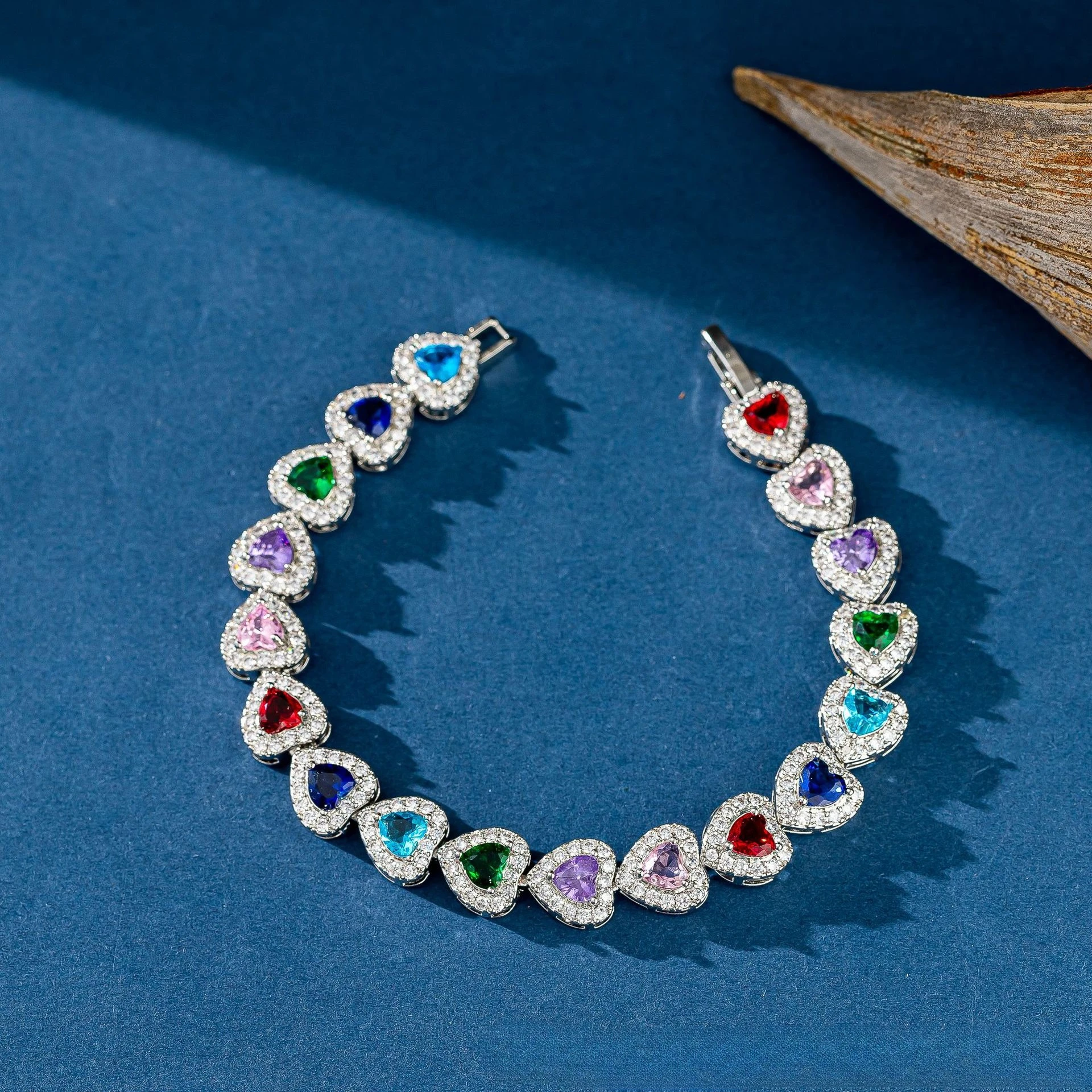 

High-quality fashion zircon bracelet with sparkling heart-shaped inlaid zircon, women's party jewelry.
