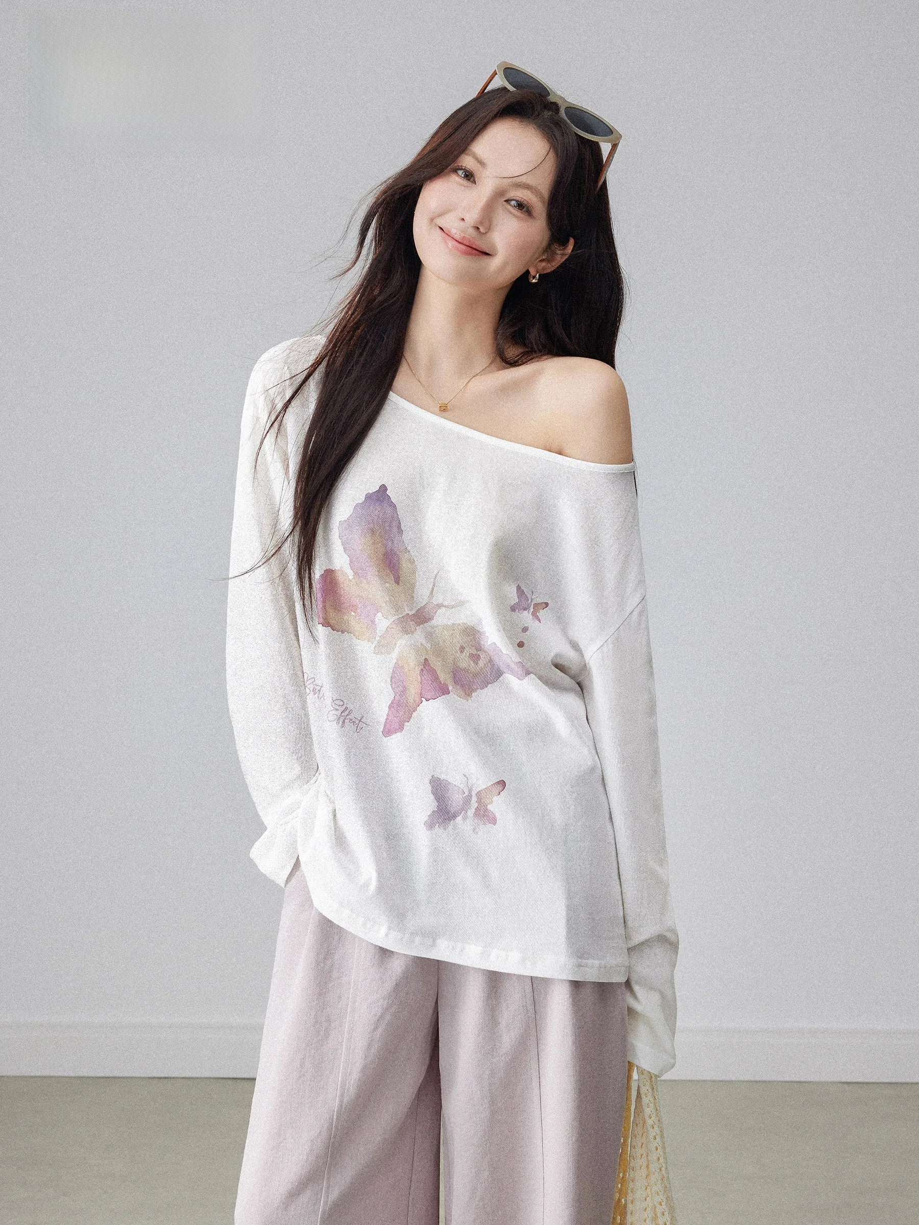 

Белая футболка с принтом и открытыми плечами, с длинными рукавами, женская, летняя, в корейском стиле, свободная, тонкая, солнцезащитная накидка, повседневная, модная