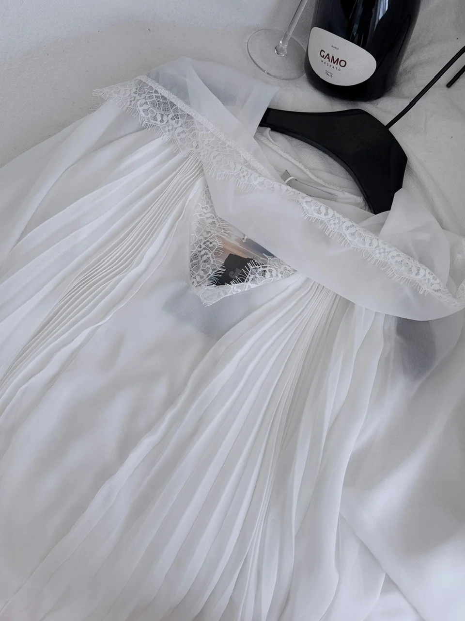 เสื้อชีฟองทรงหลวมสไตล์ฝรั่งเศส ประดับลูกไม้  คอลเลคชั่นฤดูใบไม้ร่วง 2025  ผ้าเนื้อบางเบา  ทรงหลวม  ชายเสื้อโค้ง  ช่วยพรางหุ่น